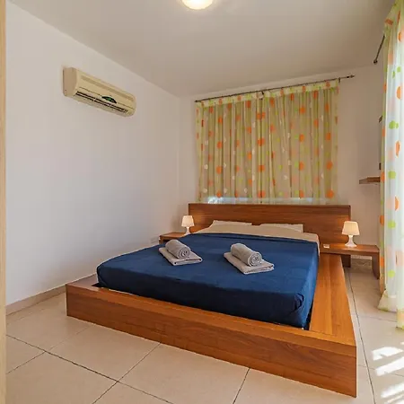 Apartment 10 In